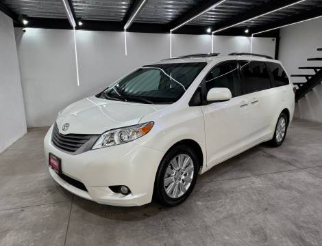 TOYOTA SIENNA XLE 2017
