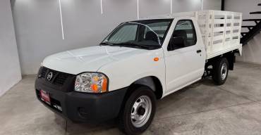 NISSAN NP300 ESTACAS 2015