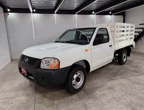 NISSAN NP300 ESTACAS 2015