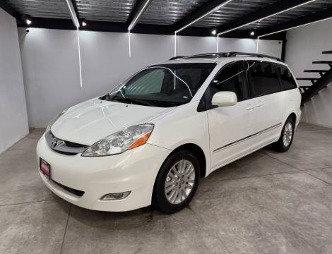 TOYOTA SIENNA LIMITED 2010