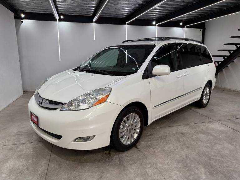 TOYOTA SIENNA LIMITED 2010
