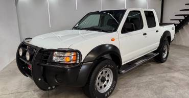 NISSAN NP300 CABINA DOBLE 2013
