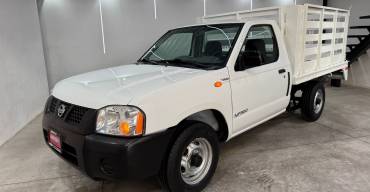 NISSAN NP300 ESTACAS 2013