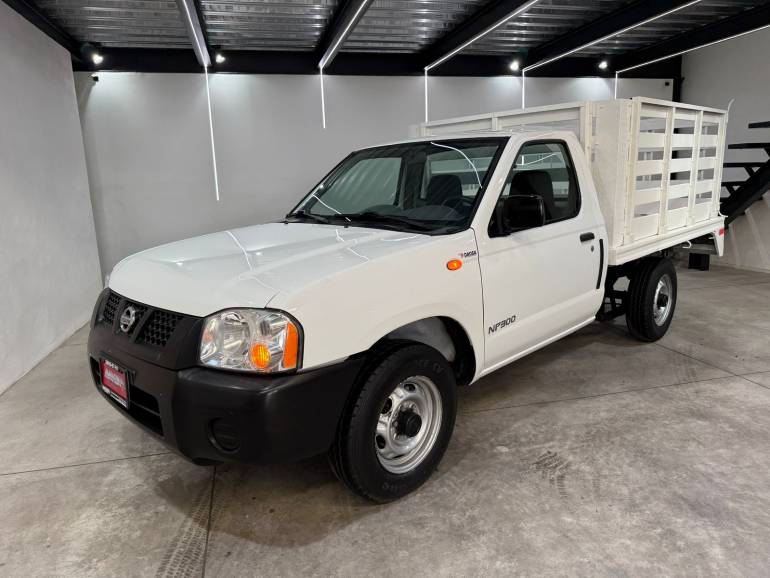 NISSAN NP300 ESTACAS 2013