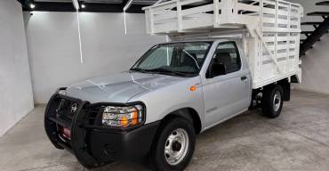 NISSAN NP300 ESTACAS 2013