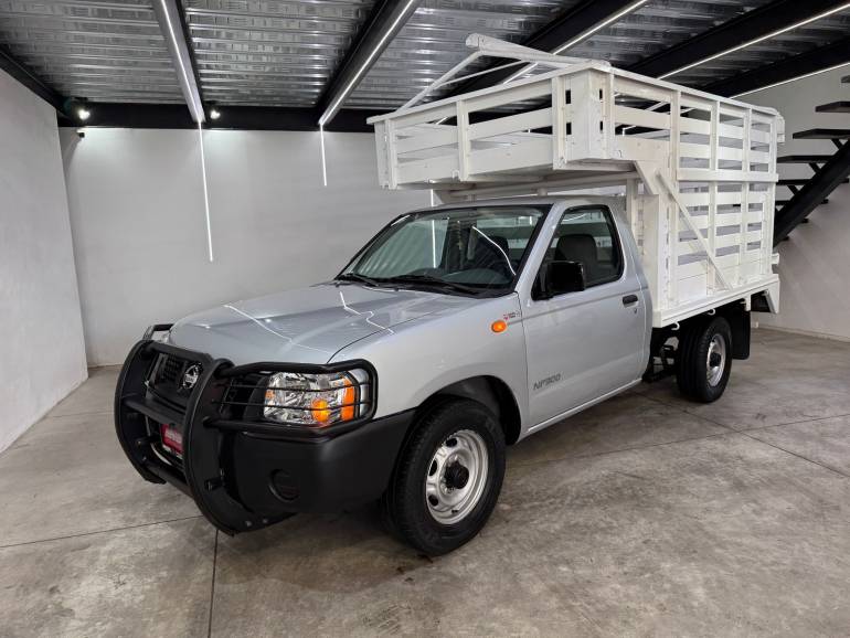 NISSAN NP300 ESTACAS 2013
