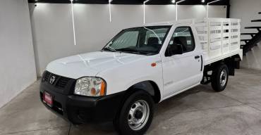 NISSAN NP300 ESTACAS 2015