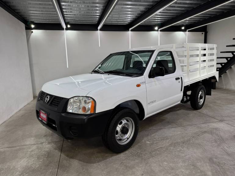 NISSAN NP300 ESTACAS 2015