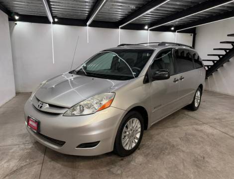 TOYOTA SIENNA LE 2008