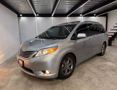 TOYOTA SIENNA XLE 2015