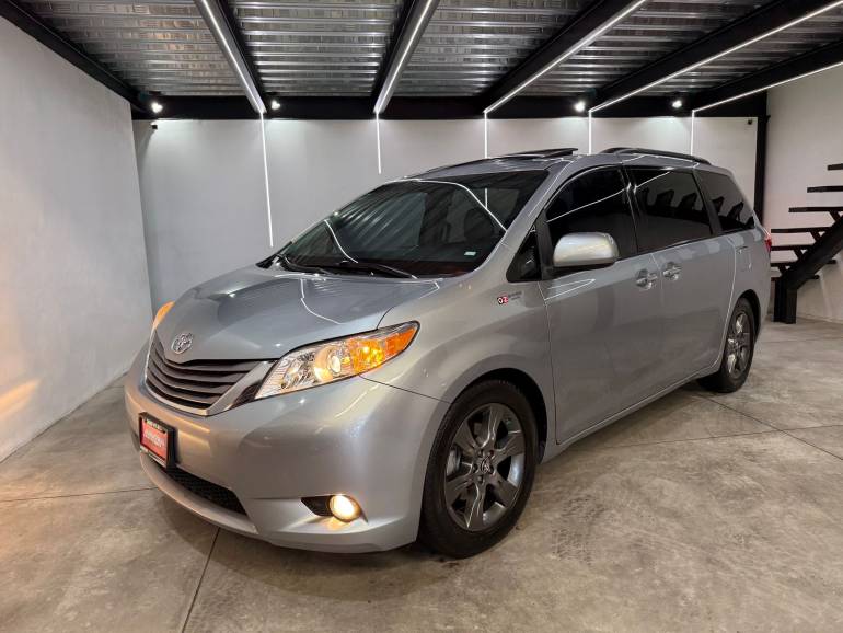 TOYOTA SIENNA XLE 2015