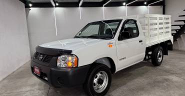 NISSAN NP300 ESTACAS 2.4 VER.ESP 2015