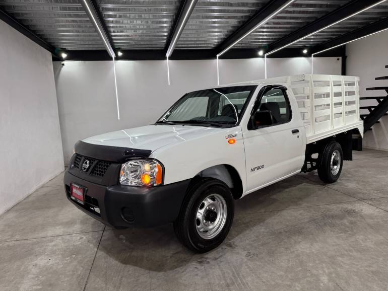 NISSAN NP300 ESTACAS 2.4 VER.ESP 2015