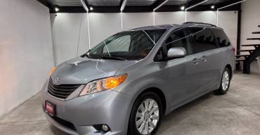 TOYOTA SIENNA XLE 2011