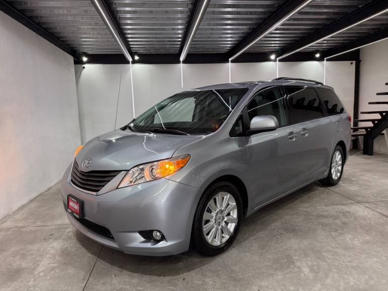 TOYOTA SIENNA XLE 2011