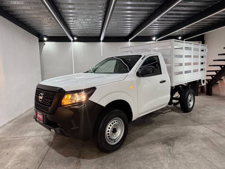 NISSAN NP300 2.5 ESTACAS 2021